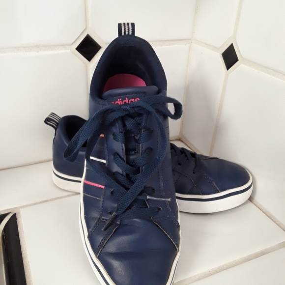 ADIDAS SNEAKERS SIZE 6 - Picture 3 of 9